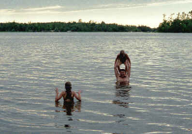 Uimassa Kabetogama Lake.jpg (15504 bytes)